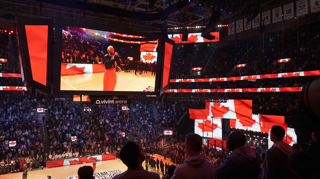 Η Jully Black ερμηνεύει τον εθνικό ύμνο του Καναδά στο All Star Game του ΝΒΑ
