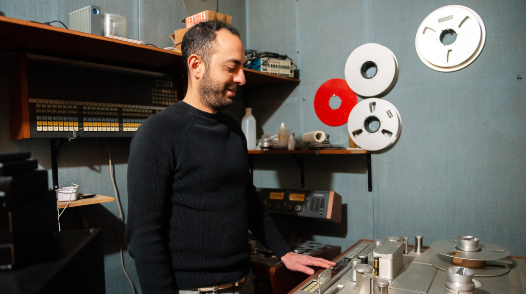 Επίσκεψη στα Kyriazis Studios: Ο Βαγγέλης Κυριαζής μιλά για τη διαδικασία ηχογράφησης, την παραγωγή και την ολοκλήρωση ενός άλμπουμ