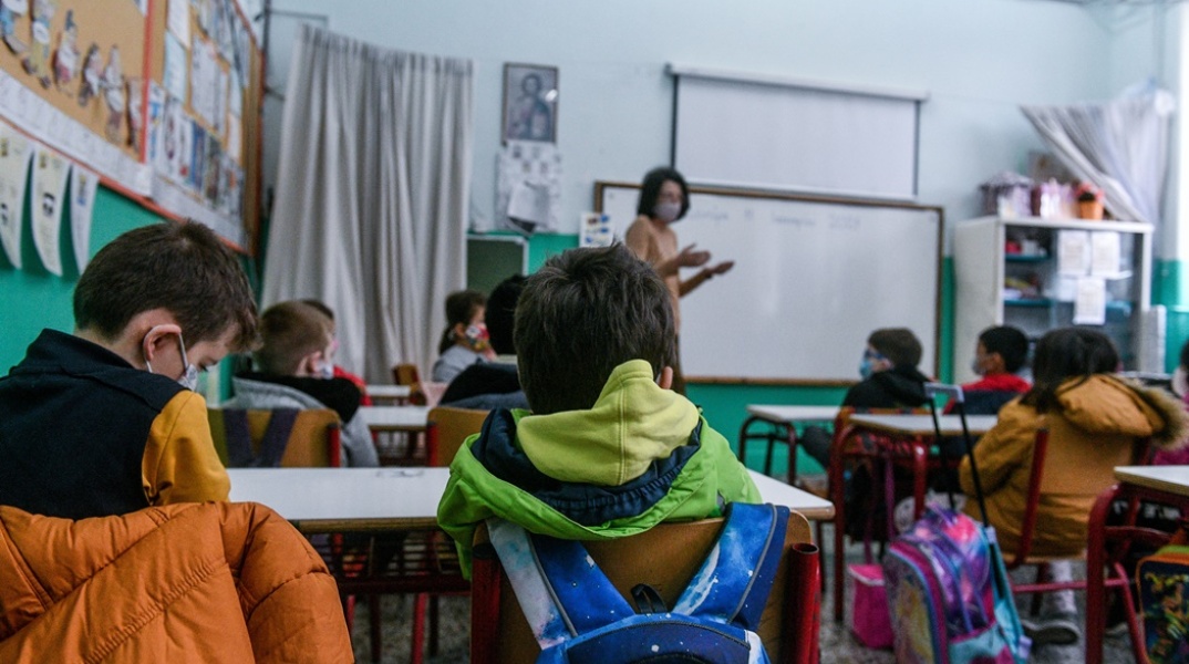 Δασκάλα εν ώρα μαθήματος μέσα σε τάξη με παιδιά