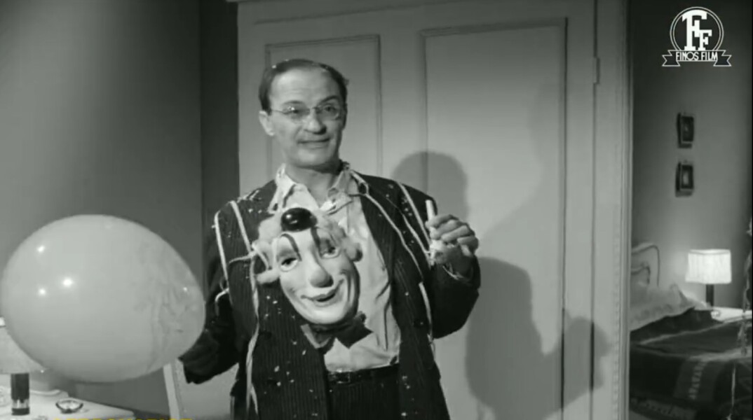 Ο Ντίνος Ηλιόπουλος σε αποκριάτικη σκηνή της Finos Film
