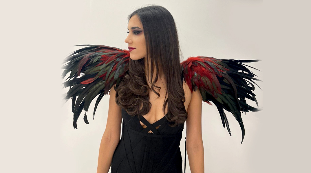 κοπέλα με αποκριάτικα φτερά 