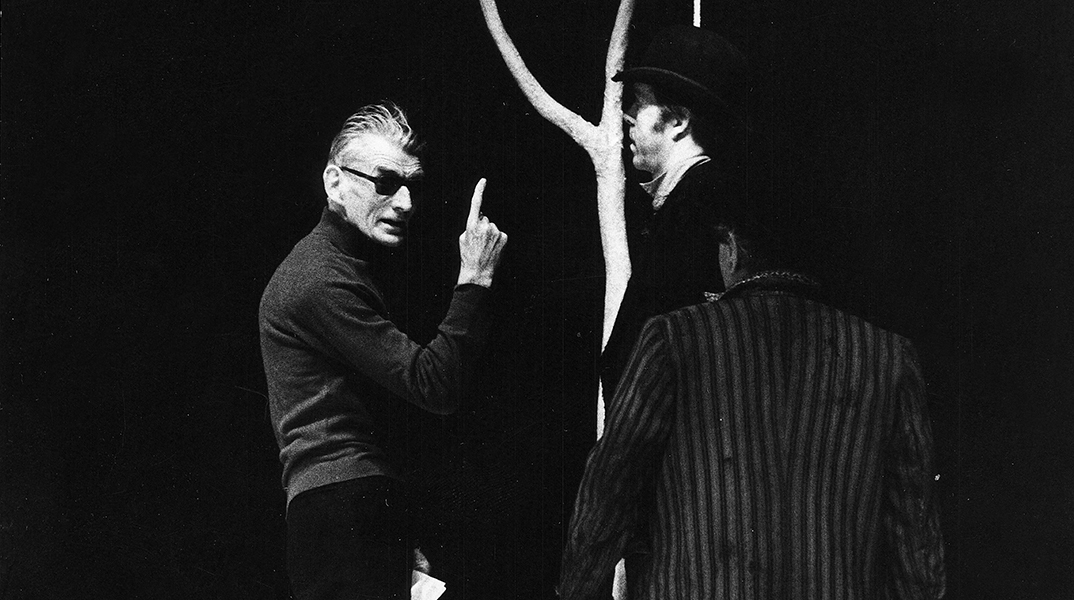 O Σάμιουελ Μπέκετ σκηνοθετεί το «Περιμένοντας τον Γκοντό» στο Βερολίνο το 1975
