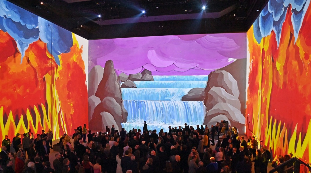 «Bigger & Closer (not smaller & further away)»: Μια φαντασμαγορική έκθεση στο Λονδίνο για τη ζωή και το έργο του βρετανού ζωγράφου Ντέιβιντ Χόκνεϊ.