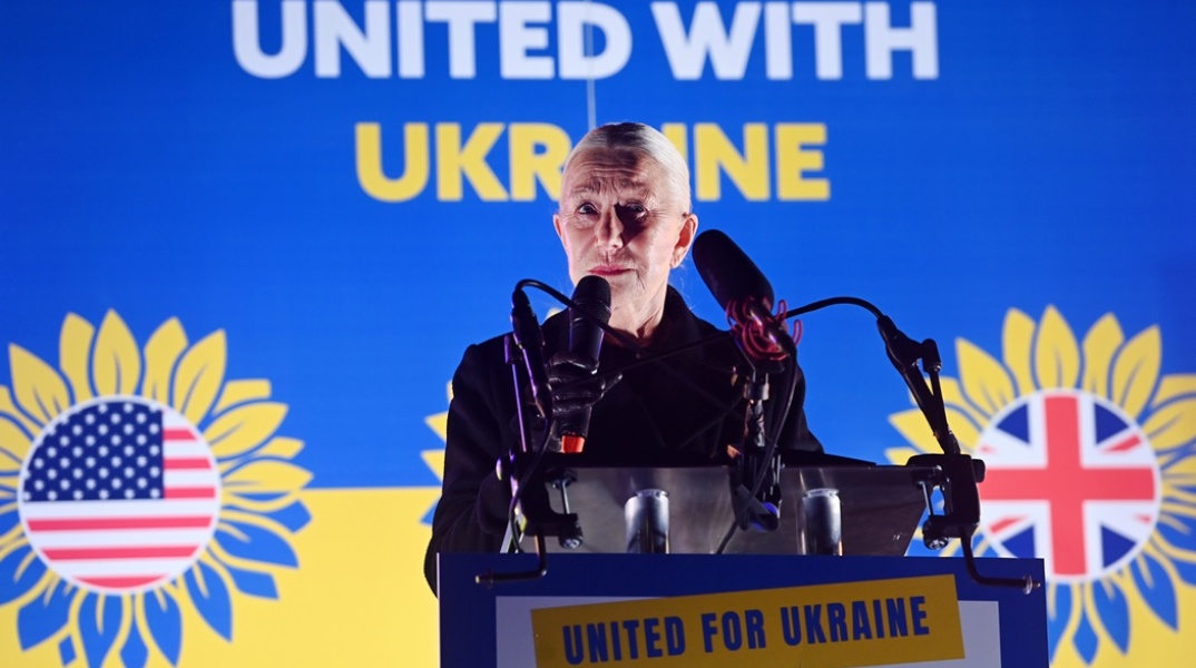 Η Έλεν Μίρεν σε αγρυπνία στο Λονδίνο για τον έναν χρόνο πολέμου στην Ουκρανία