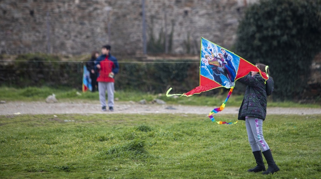Παιδί κρατά τον χαρταετό του