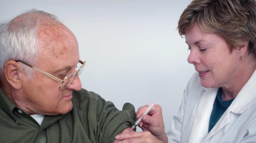 ανδρας που εμβολιαζεται 