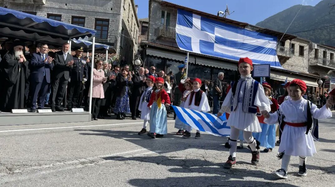 Η σύζυγος του πρωθυπουργού, Μαρέβα Γκραμπόφσκι-Μητσοτάκη, επισκέφτηκε την Κόνιτσα - Οι εορτασμοί και η παρέλαση για την επέτειο της απελευθέρωσης από τον τουρκικό ζυγό