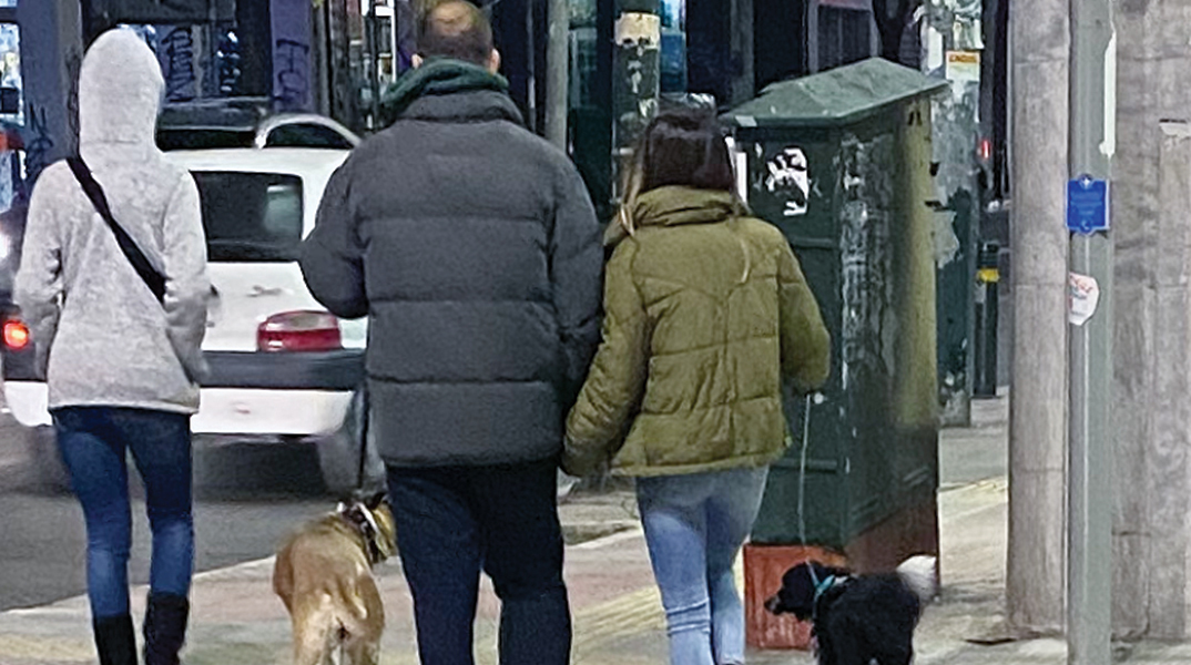 Ζευγάρι που έχει βγάλει βόλτα τα σκυλιά