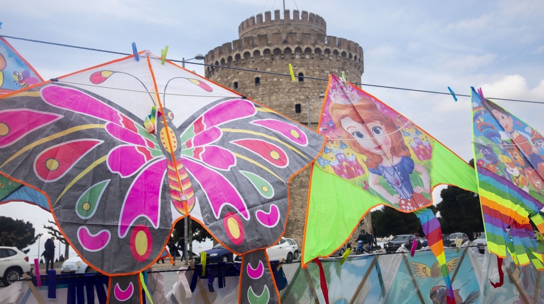 Καθαρά Δευτέρα: Εργαστήριο στη Θεσσαλονίκη πουλά χαρταετούς μαζί με QR code για τέλειο πέταγμα - Δίνει οδηγίες χρήσης στο κινητό μέσω ηλεκτρονικού χάρτη.