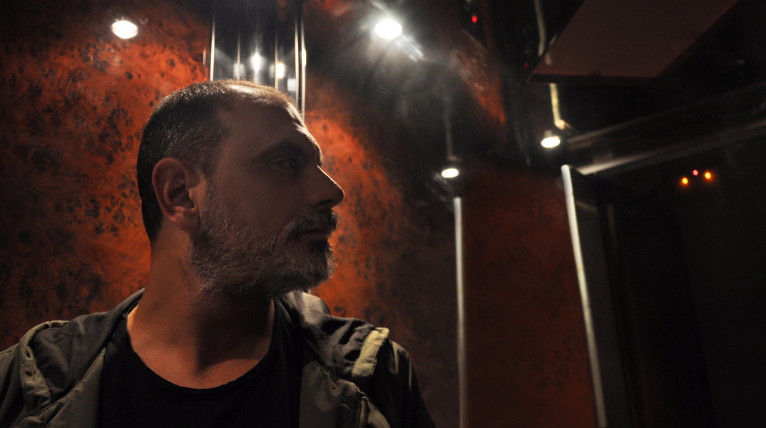 O συνθέτης και μουσικός παραγωγός Serafim Tsotsonis παρουσιάζει το single «Dear Fear» κι εξηγεί την έμπνευσή του.