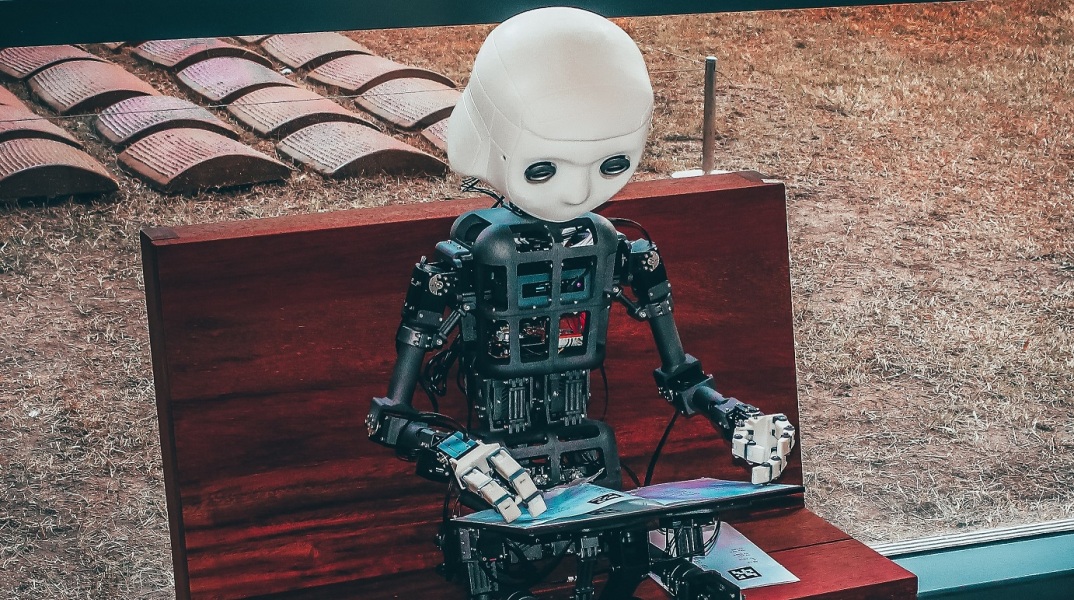 Η εφαρμογή ChatGPT, η τεχνητή νοημοσύνη, η προβολή και η αναπαραγωγή προτύπων.