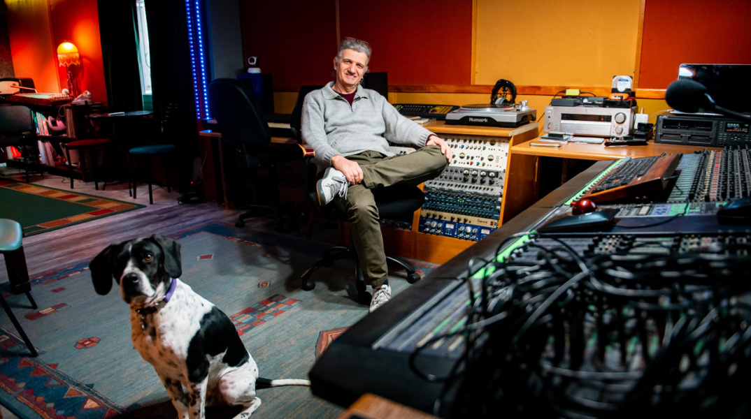 Επίσκεψη στο Studio Mythos: Ο ιδιοκτήτης του στούντιο και μηχανικός ήχου Θανάσης Γκίκας μιλά για τη διαδικασία ηχογράφησης, την παραγωγή και την ολοκλήρωση ενός άλμπουμ