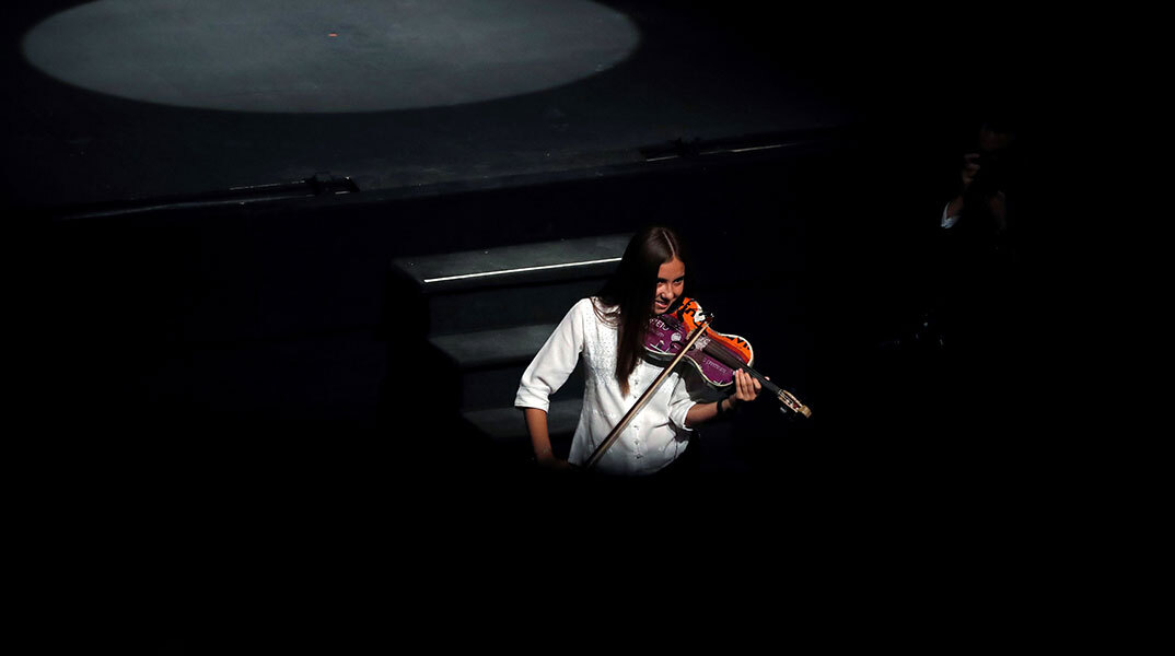 Μέλος της μπάντας Cateura παίζει βιολί από ανακυκλωμένα υλικά