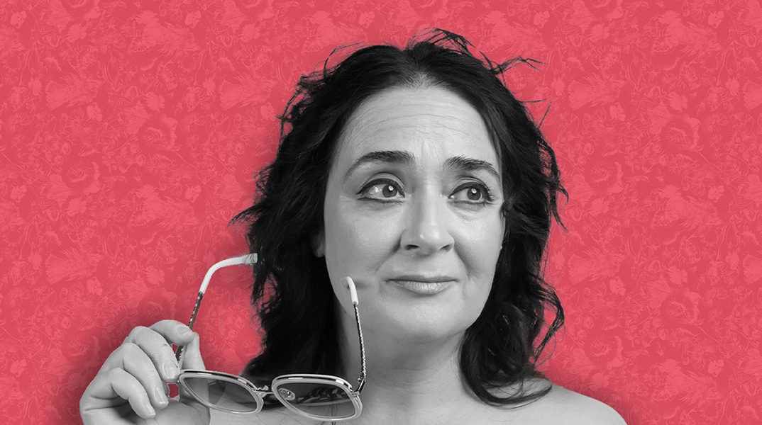 Η Ελένη Ουζουνίδου είναι η «Σίρλεϊ» στο Θέατρο του Νέου Κόσμου