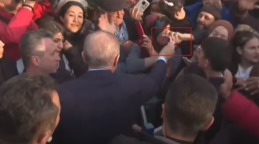 Τουρκικές λίρες σε παιδιά μοίραζε από σακούλα ο Ερντογάν