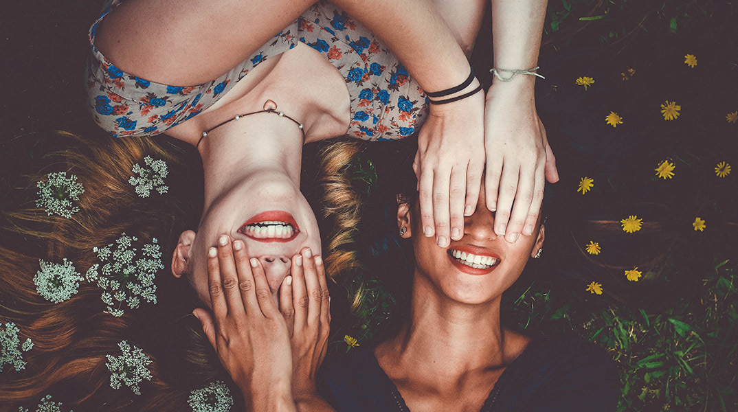 Δυο κορίτσια. 