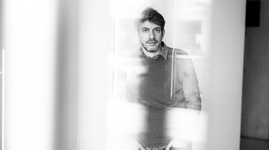 Ο Θέμελης Γλυνάτσης σκηνοθετεί τον "Πύργο του Κυανοπώγωνα" στην ΕΛΣ