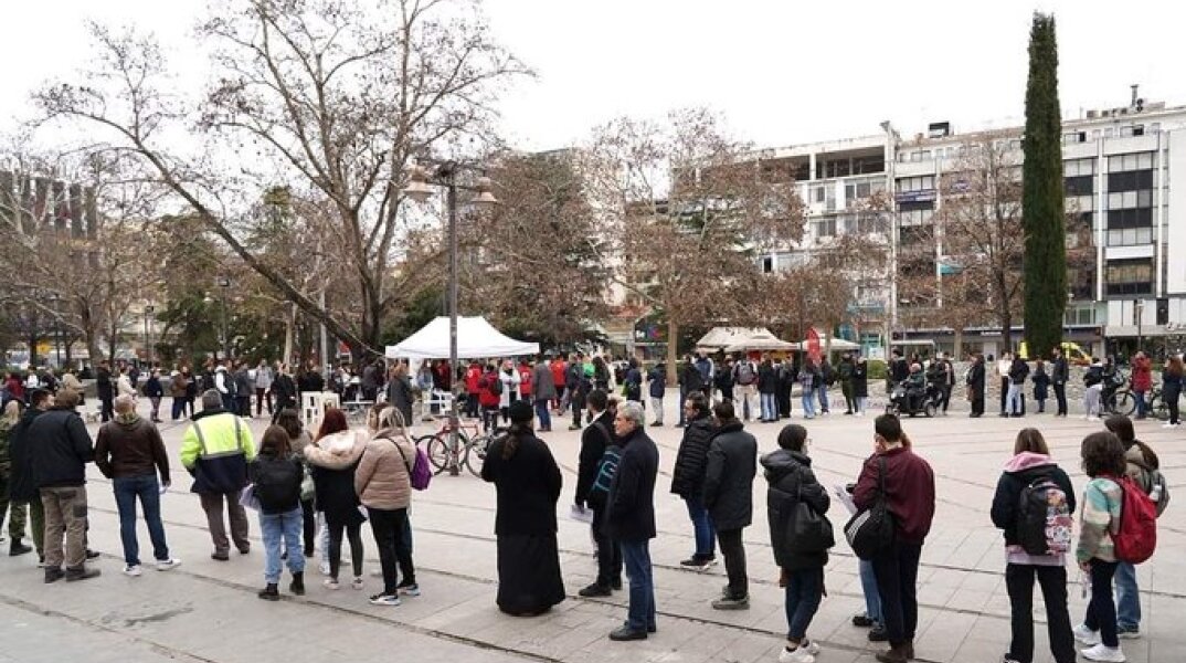 Ουρές στη Λάρισα και την αιμοδοσία για τα θύματα της σύγκρουσης τρένων στα Τέμπη