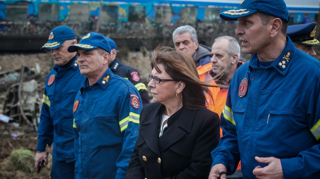 Σύγκρουση τρένων στα Τέμπη: Η Κατερίνα Σακελλαροπούλου επισκέφθηκε τον τόπο της τραγωδίας - Η Πρόεδρος της Δημοκρατίας άφησε λουλούδια στη μνήμη των θυμάτων.