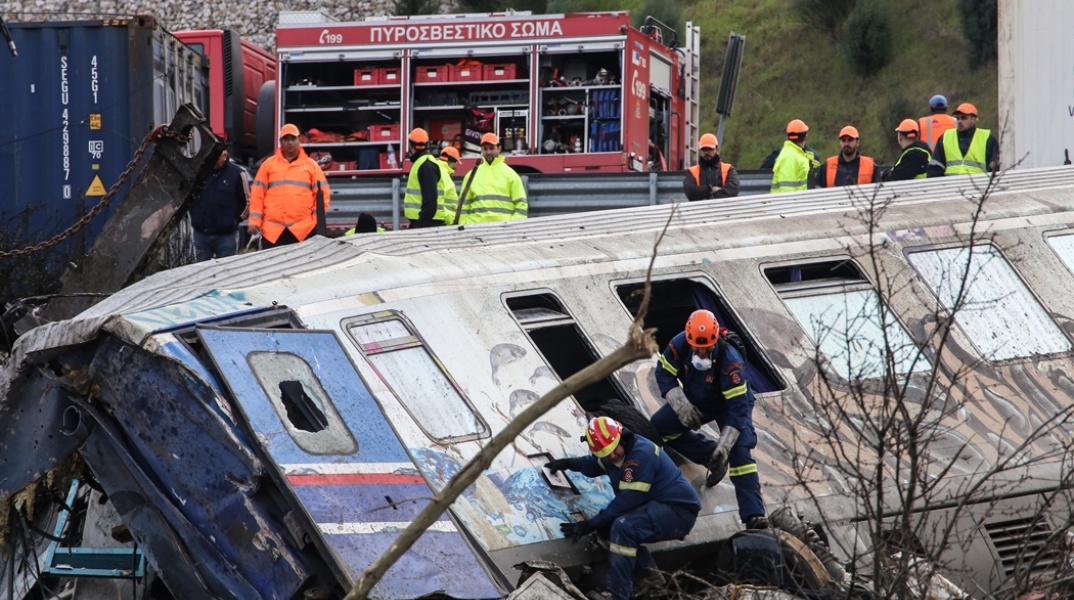 Διασώστες αναζητούν εγκλωβισμένους στα βαγόνια του μοιραίου τρένου στα Τέμπη