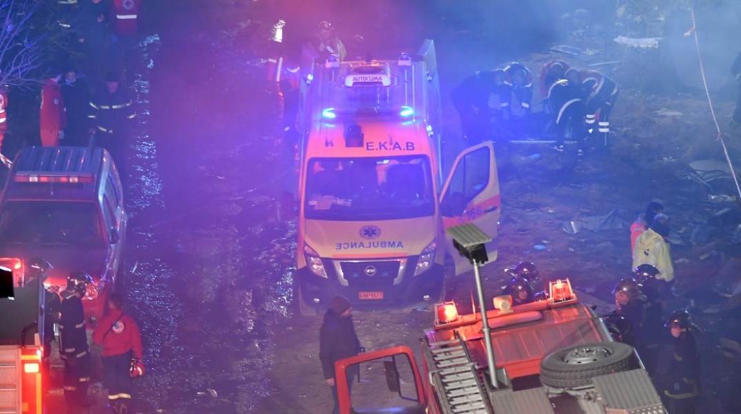 Ασθενοφόρο του ΕΚΑΒ στο σημείο του δυστυχήματος στα Τέμπη