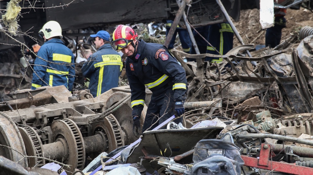 Σύγκρουση τρένων στα Τέμπη: Δημοτικός σύμβουλος Θεσσαλονίκης περιγράφει τις δραματικές στιγμές που βίωσε - Δηλώσεις συγγενών και τοπικών φορέων.