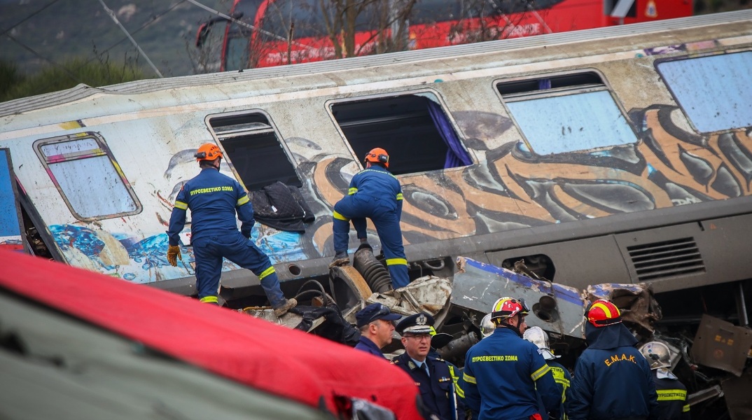 Σύγκρουση τρένων στα Τέμπη: Στον ανακριτή οδηγείται αύριο ο σταθμάρχης Λάρισας που φέρεται να παραδέχθηκε το λάθος του - Το απέδωσε στην «κακιά ώρα».