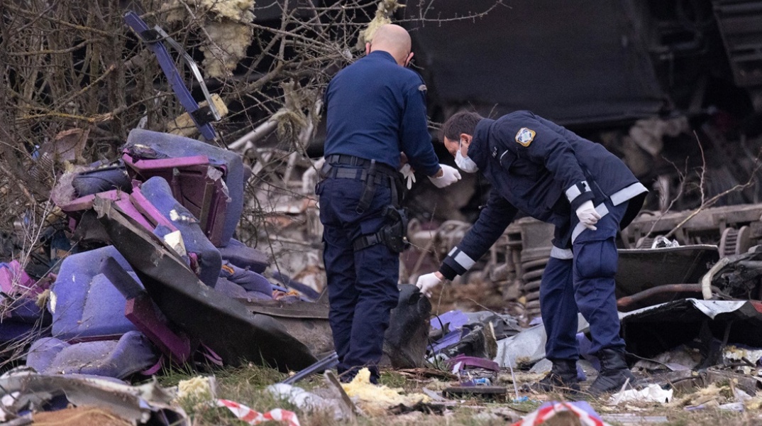 Σύγκρουση τρένων στα Τέμπη - Στιγμιότυπο από τα συντρίμμια