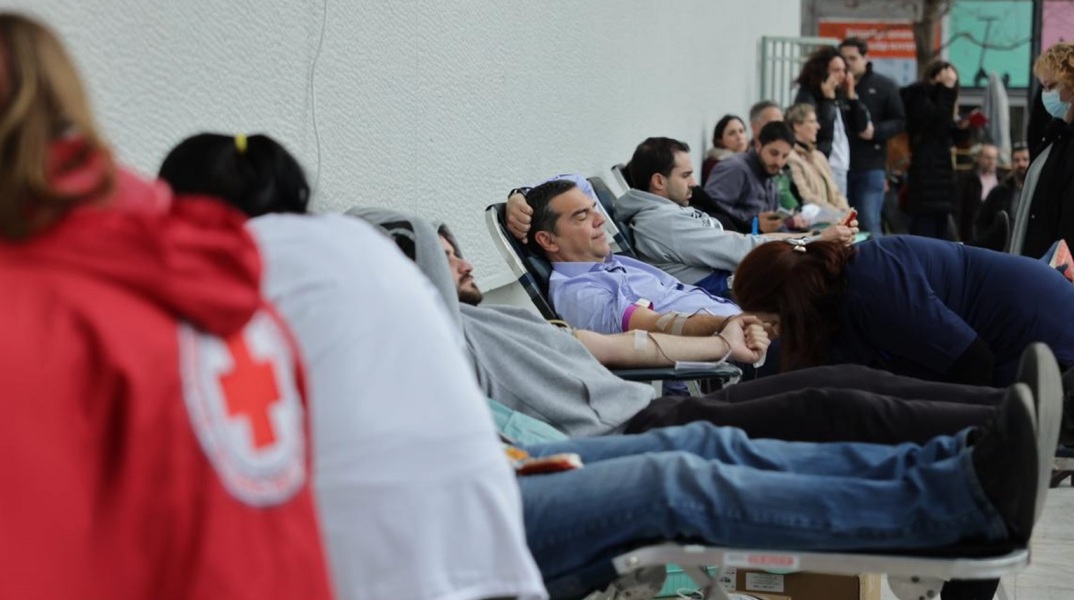 Σύγκρουση τρένων στα Τέμπη:  Με συγγενείς θυμάτων στη Λάρισα συναντήθηκε ο Αλέξης Τσίπρας - Ο πρόεδρος του ΣΥΡΙΖΑ έδωσε αίμα για τους τραυματίες.