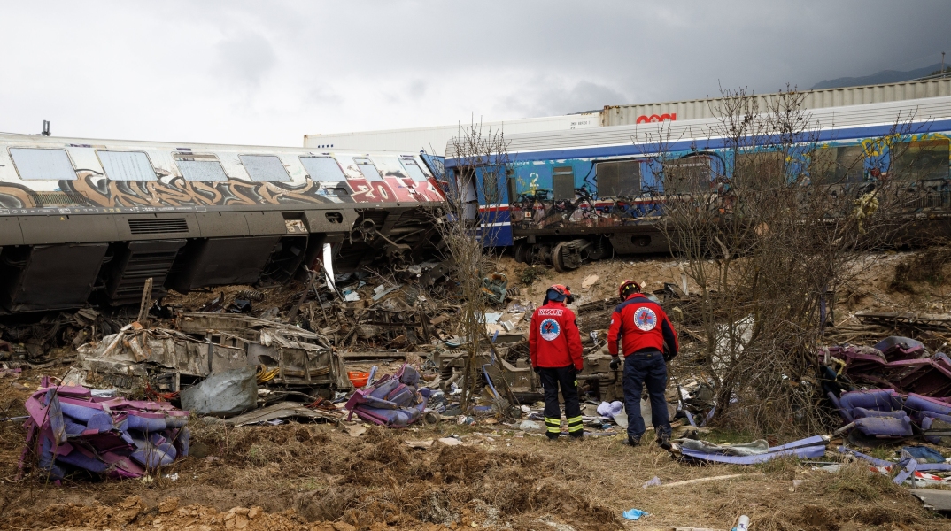 Διασώστες στα συντρίμμια μετά τη σύγκρουση των τρένων στα Τέμπη