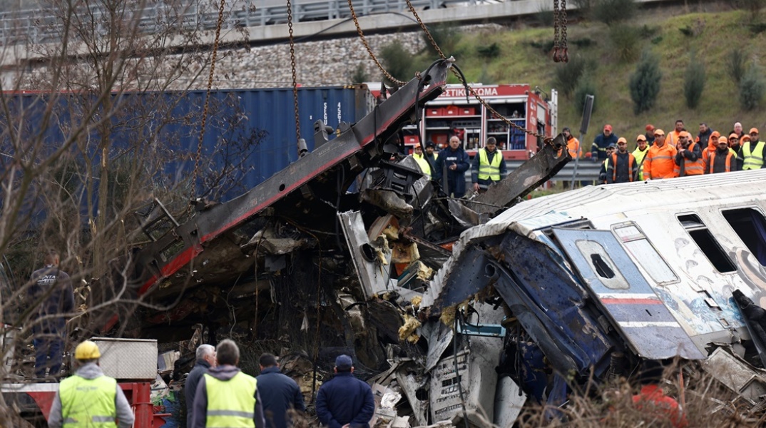 Συντρίμμια βαγονιών αποσύρονται από το σημείο της τραγωδίας στα Τέμπη