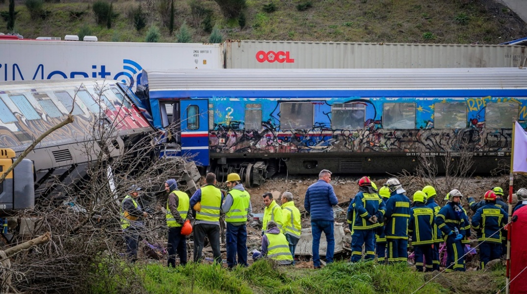 Προσπάθεια ανέγερσης του βαγονιού του μοιραίου τρένου στα Τέμπη