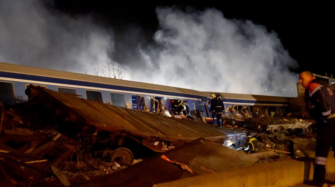 Καπνοί από τις αμαξοστοιχίες μετά τη σύγκρουση τρένων στα Τέμπη