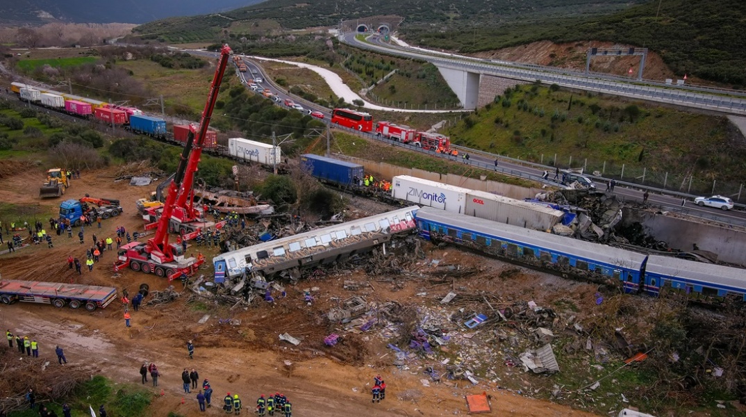 Εναέρια λήψη από τη σύγκρουση τρένων στα Τέμπη