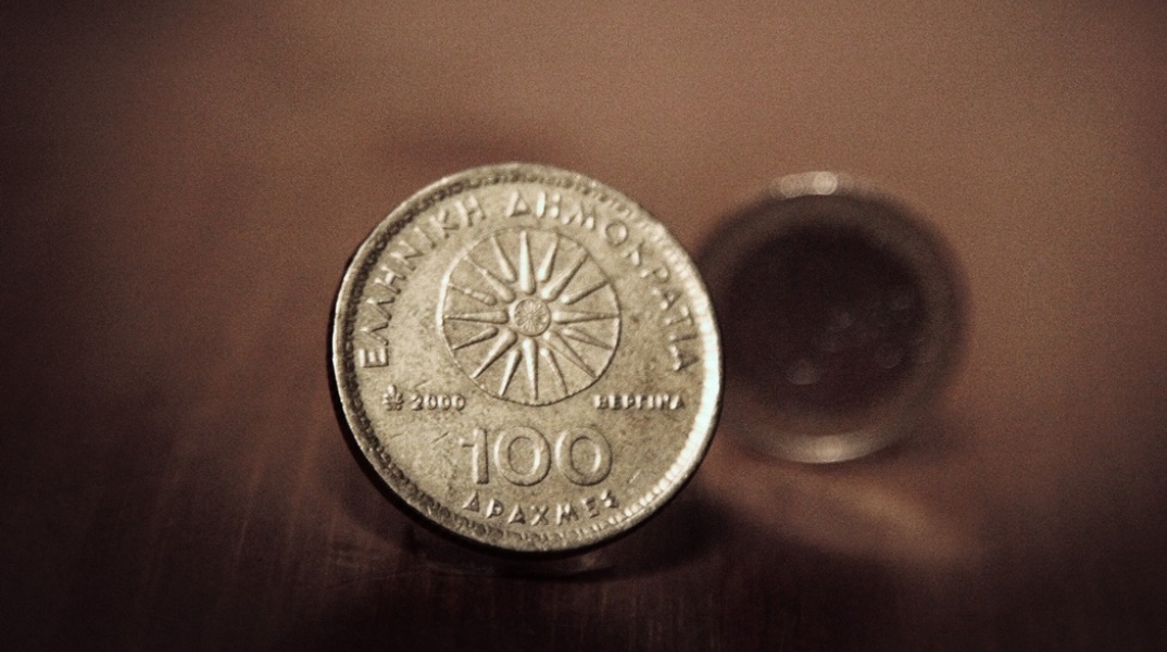 Νόμισμα της δραχμής μπροστά από νόμιμα του ευρώ