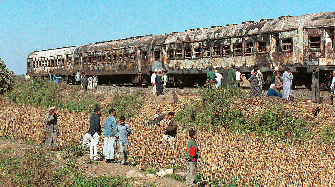 Πολύνεκρο σιδηροδρομικό δυστύχημα στο Κάιρο το 2002