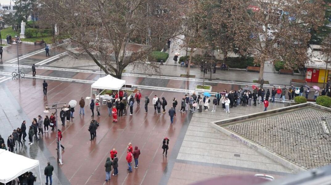 Συγκινητικές εικόνες στη Λάρισα - Πολίτες περιμένουν στη βροχή να δώσουν αίμα για τους τραυματίες των Τεμπών