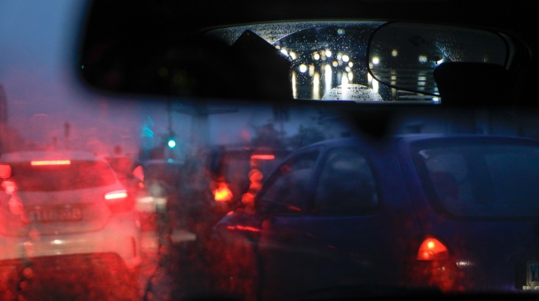 Πολύ αυξημένη είναι η κίνηση των οχημάτων αυτή την ώρα στους δρόμους της Αθήνας, με μποτιλιαρίσματα και καθυστερήσεις στην οδική κυκλοφορία.