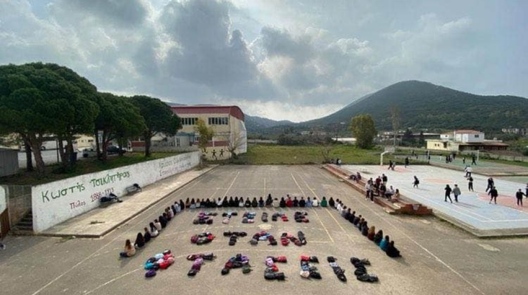 «Στείλε όταν φτάσεις» από τις σχολικές τσάντες μαθητών στην Πύλο