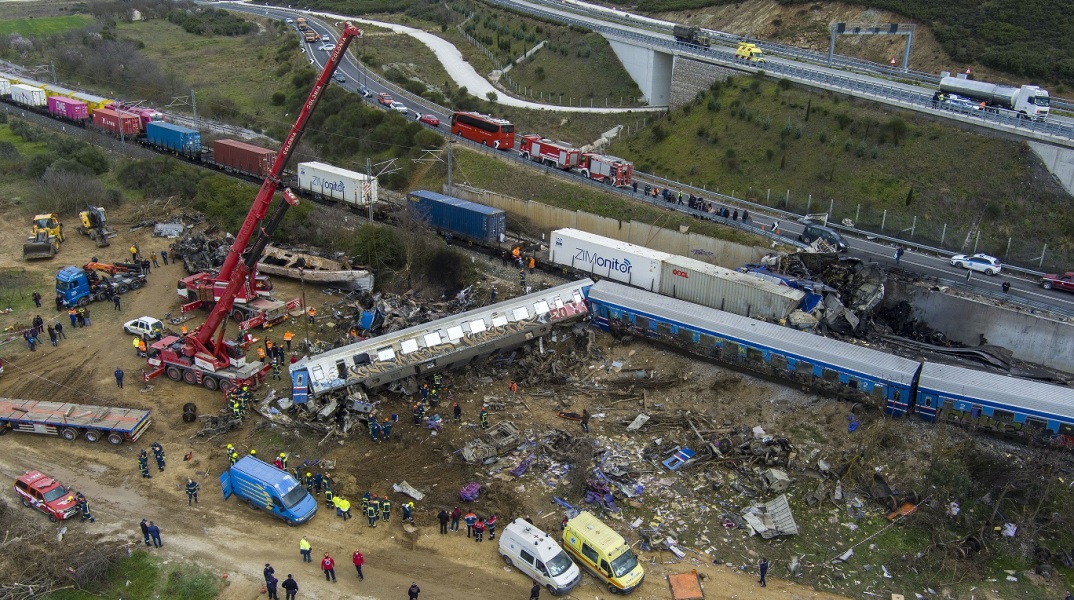 Σύγκρουση τρένων στα Τέμπη: Εναέρια φωτογραφία από τον τόπο του δυστυχήματος