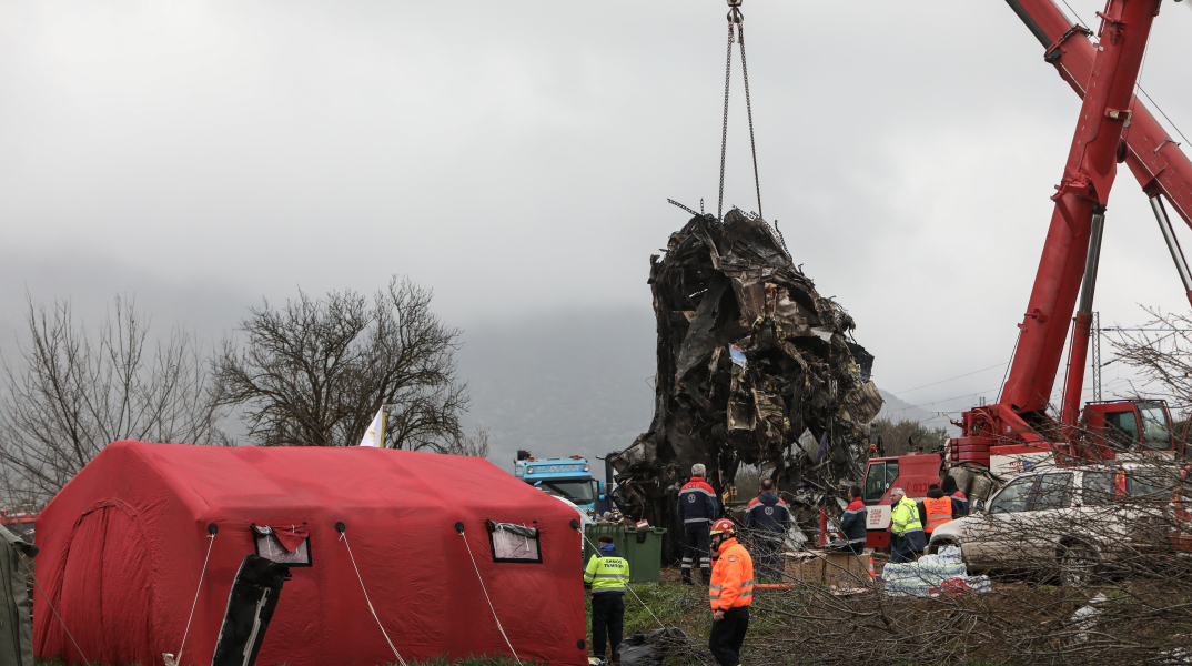Συνεχίζονται οι έρευνες στα συντρίμμια των τρένων στα Τέμπη