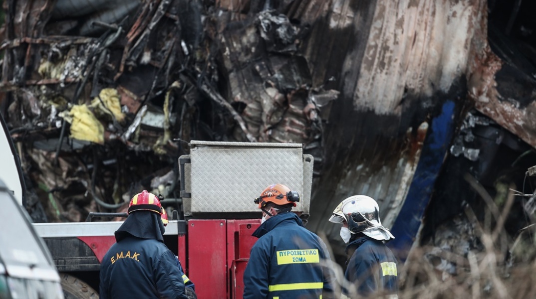 Απομακρύνονται τα συντρίμμια από τη σύγκρουση των τρένων στα Τέμπη