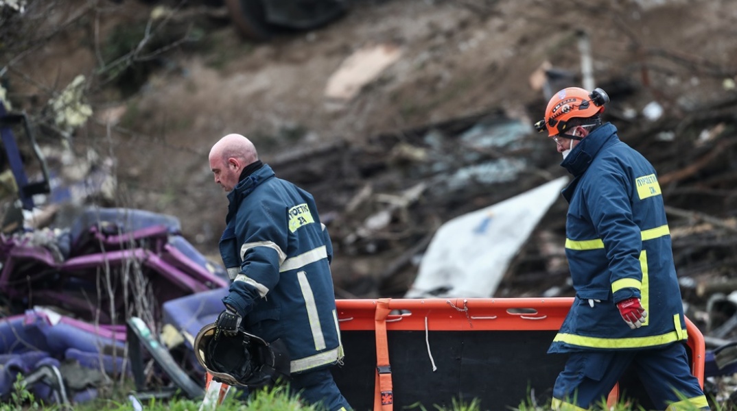 Ανάσυρση σορών μετά τη σύγκρουση τρένων στα Τέμπη
