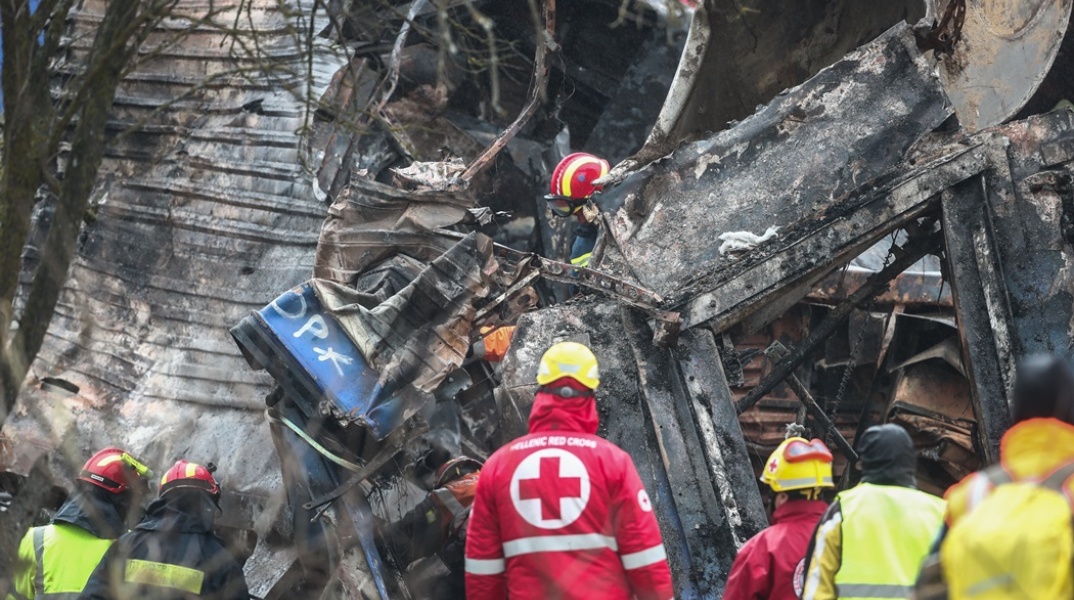Ανάσυρση των βαγονιών μετά την τραγωδία από τη σύγκρουση τρένων στα Τέμπη - Διασώστες στο σημείο