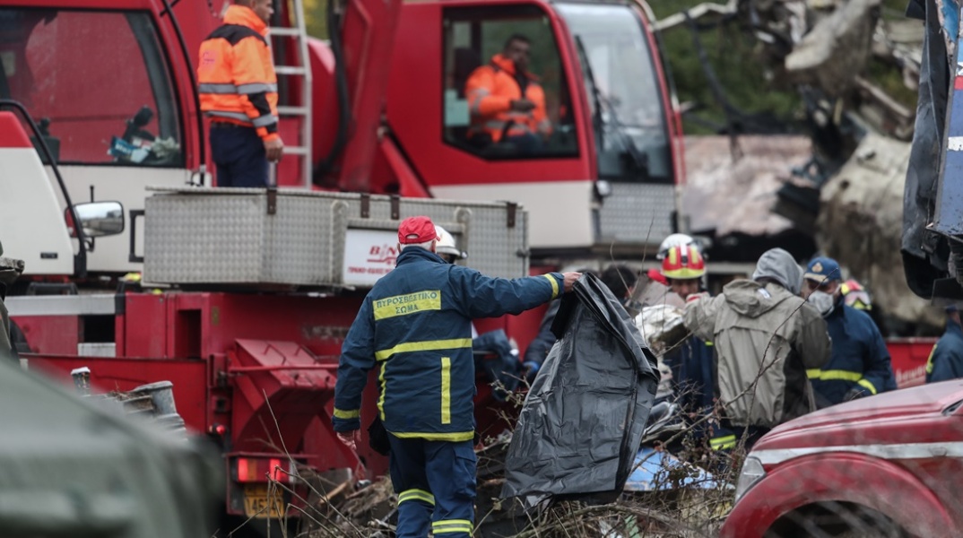 Έρευνες στα συντρίμμια μετά τη σύγκρουση τρένων στα Τέμπη - Πυροσβέστης με σακούλα πτώματος