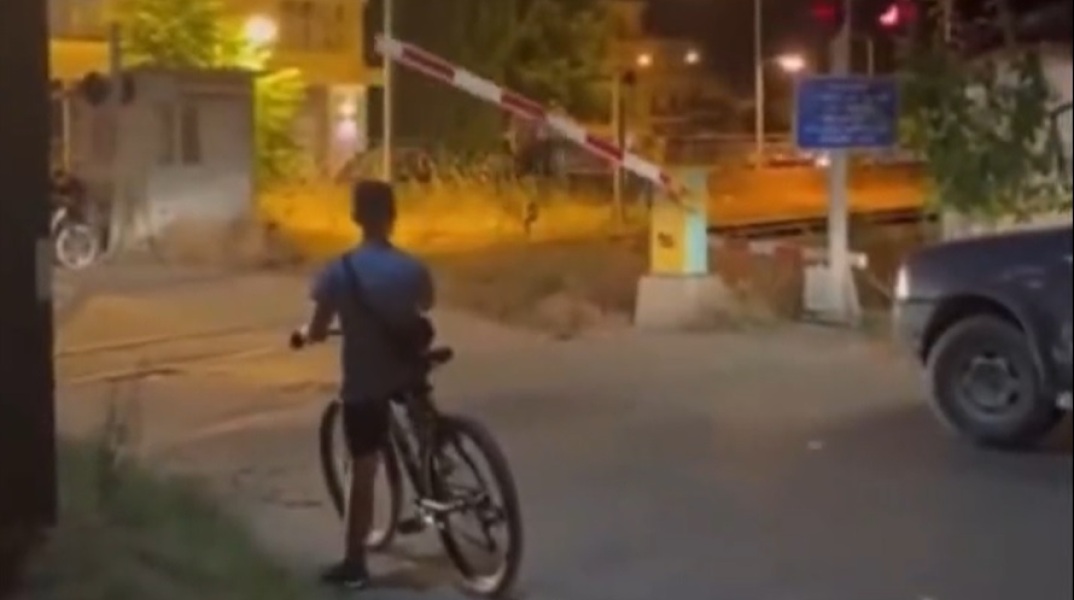 Σύγκρουση τρένων στα Τέμπη: Οι μπάρες ανεβαίνουν πριν περάσει η αμαξοστοιχία στο Αμύνταιο Φλώρινας - Η μαρτυρία του δημάρχου για την επικίνδυνη διάβαση.