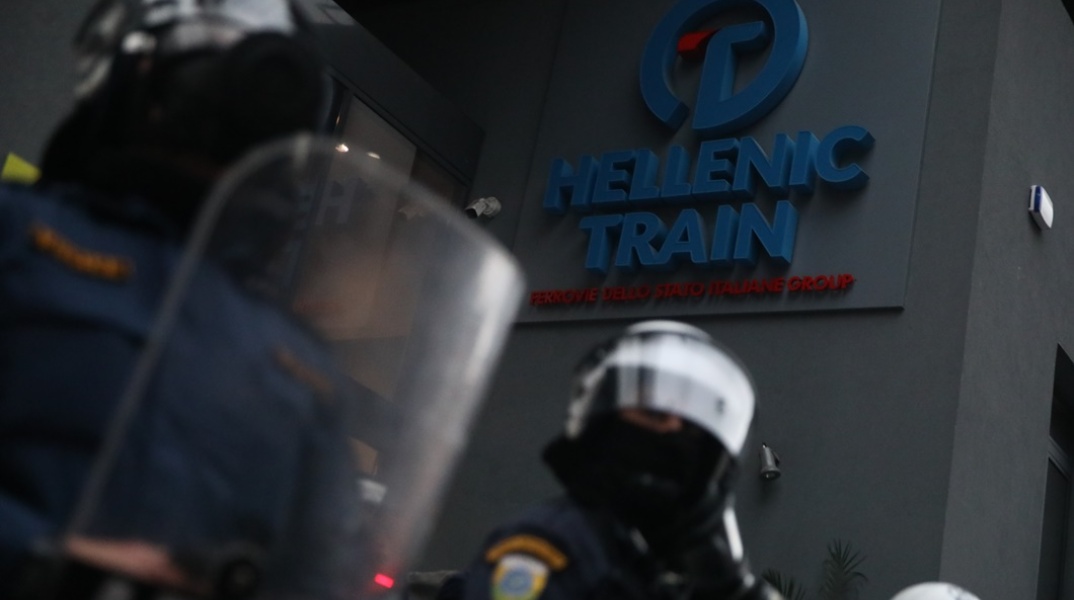 Κτίριο της Hellenic Train και αστυνομικοί στην είσοδο