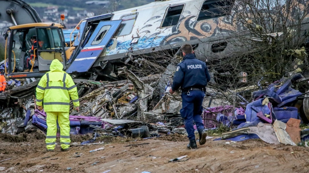 Έρευνες στα συντρίμμια μετά τη σύγκρουση τρένων στα Τέμπη