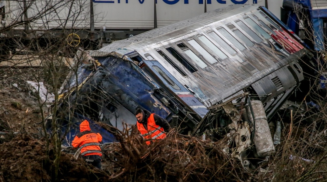 Εικόνες από τη δεύτερη ημέρα μετά τη σύγκρουση των τρένων στα Τέμπη