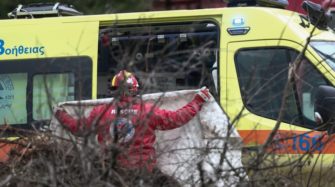Εντοπισμός σορού από διασώστες του ΕΚΑΒ μετά το πολύνεκρο σιδηροδρομικό δυστύχημα στα Τέμπη